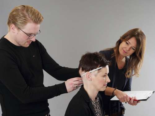 Maßnehmung des Kopfes einer Kundin